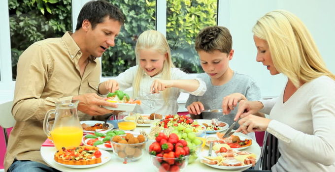 8 tips to eat healthy while staying away from home